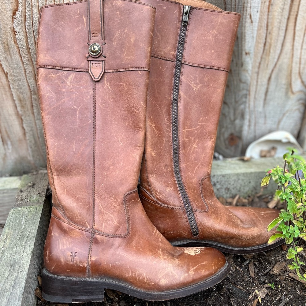 FRYE LEATHER BOOTS Color Cognac, in great condition
